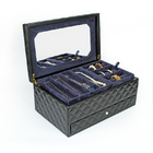 O GV personalizou a caixa de joia de couro do curso com projeto contemporâneo das gavetas